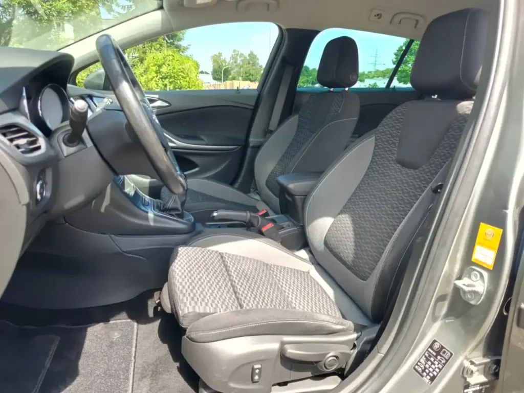 Opel Astra Edition Start/Stop Winterpaket 1.Hd Navi, Innenraum mit Fahrersitz und Beifahrersitz, Stoffpolsterung, Lenkrad und Mittelkonsole sichtbar