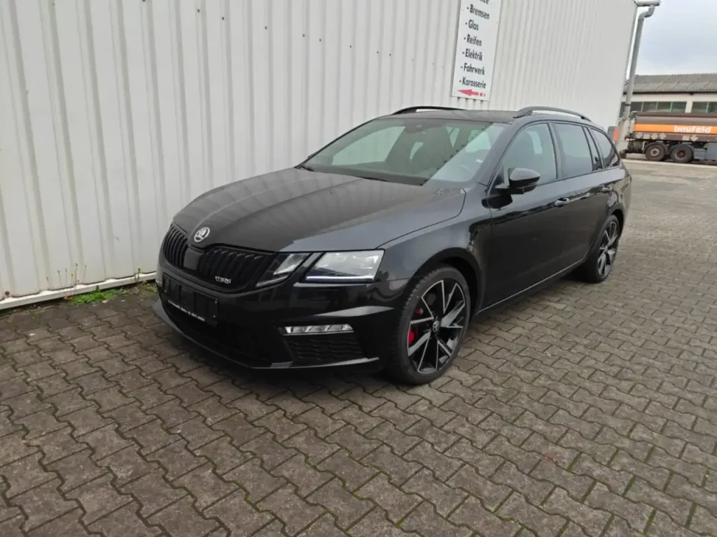 Skoda Octavia RS 8 fach Klima ZV PDC Kamera Navi eHK, schwarzer Kombi von vorne rechts, sportliche Felgen, RS-Emblem am Kühlergrill.