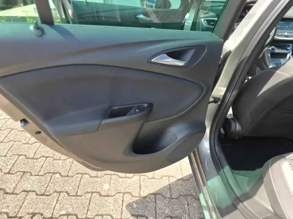 Opel Astra Edition Start/Stop Winterpaket 1.Hd Navi, geöffnete hintere linke Tür mit Türverkleidung und Fensterheberknopf