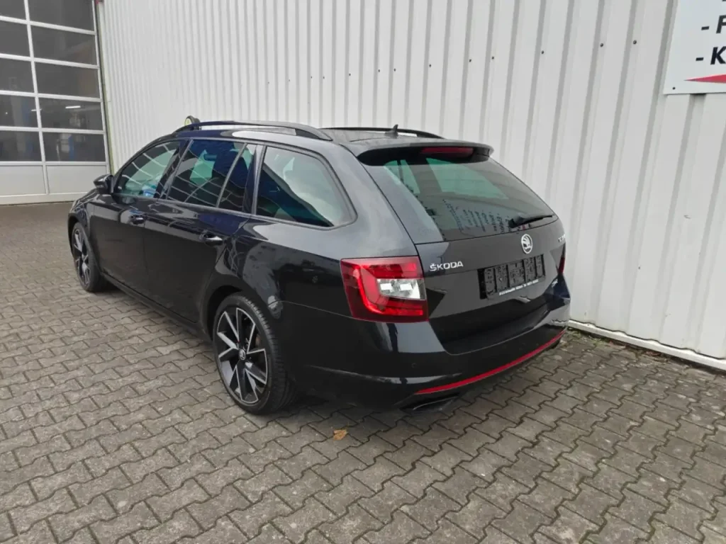 Skoda Octavia RS 8 fach Klima ZV PDC Kamera Navi eHK, schwarzer Kombi von hinten rechts mit Dachreling und schwarzen Felgen.