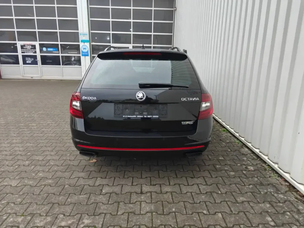 Heckansicht Skoda Octavia RS 8 fach Klima ZV PDC Kamera Navi eHK in Schwarz mit RS-Logo und getönten Heckscheiben.