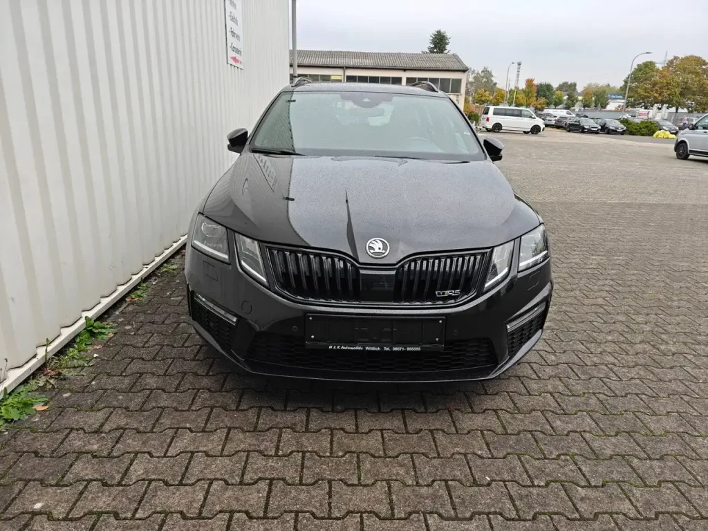 Skoda Octavia RS 8 fach Klima ZV PDC Kamera Navi eHK, schwarze Frontansicht mit Kühlergrill und Scheinwerfern