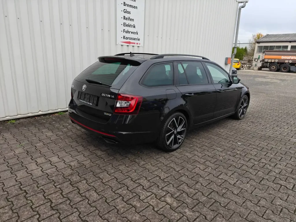 Skoda Octavia RS 8 fach Klima ZV PDC Kamera Navi eHK, schwarze Kombi-Heckansicht mit schwarzen Felgen und Dachreling.
