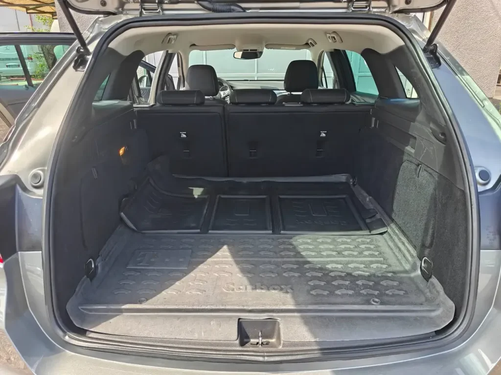 Kofferraum mit Gummimatte und umgeklappten Rücksitzen des Opel Astra Edition Start/Stop Winterpaket 1.Hd Navi.