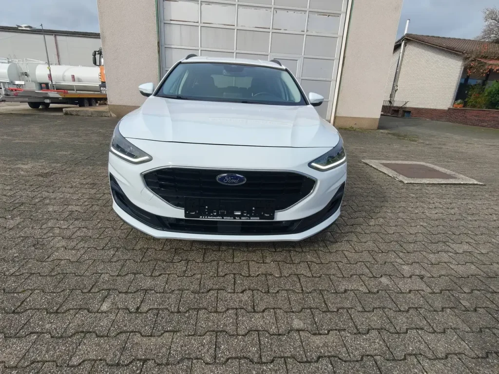 Ford Focus Cool Klima LED Shz PDC Airplay Winterpaket, weiße Frontansicht mit schwarzem Kühlergrill und LED-Scheinwerfern