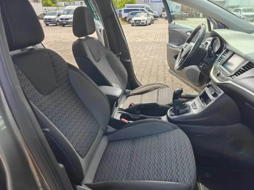 Opel Astra Edition Start/Stop Winterpaket 1.Hd Navi, Innenraum mit Vordersitzen, Armlehne, Schaltknüppel und Infotainment-Bildschirm