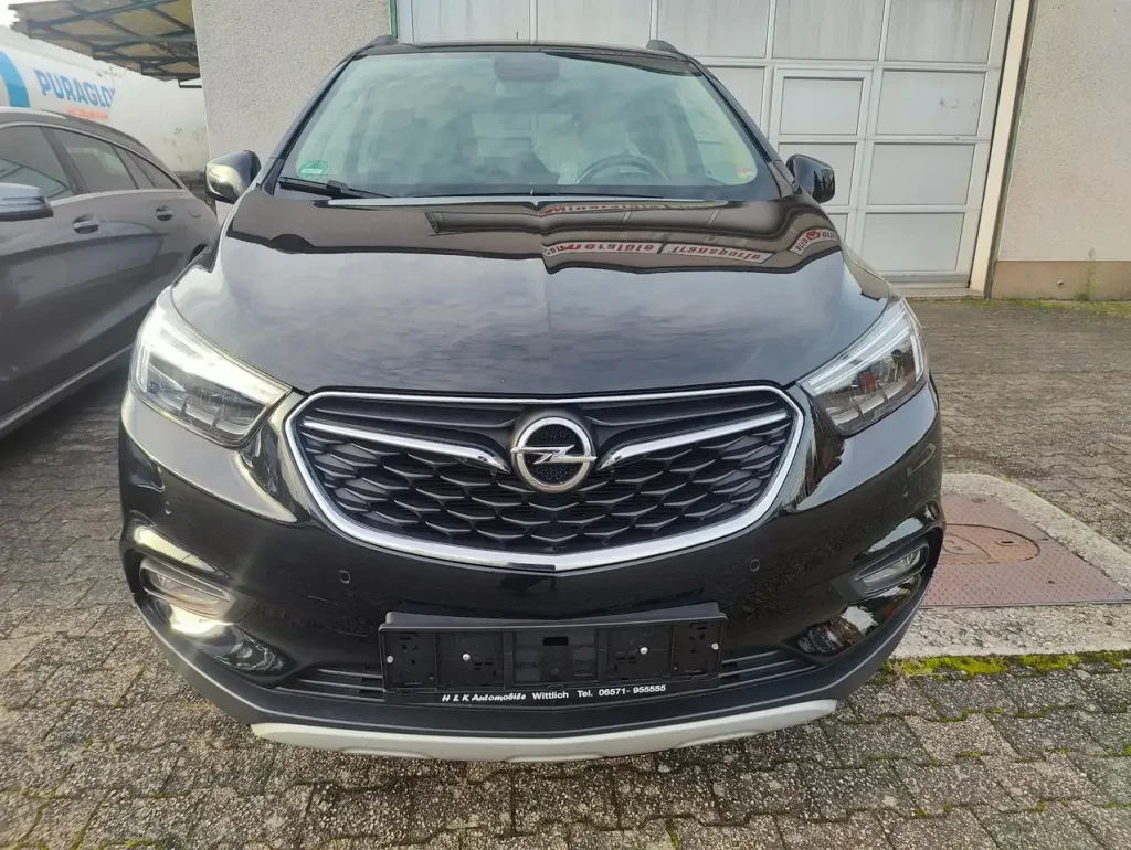 Opel Mokka X Innovation Start/Stop, schwarze Frontansicht mit Kühlergrill und Scheinwerfern