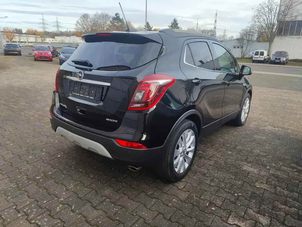 Opel Mokka X Innovation Start/Stop in Schwarz, Heck- und Seitenansicht, mit getönten Scheiben und silbernen Felgen.