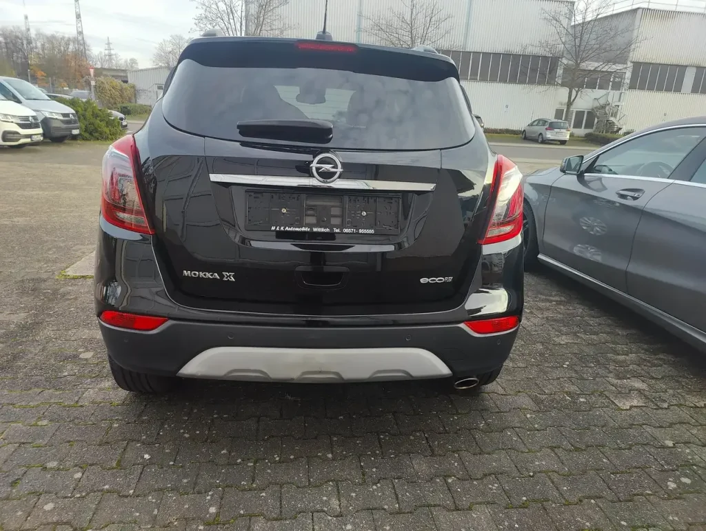Heckansicht Opel Mokka X Innovation Start/Stop in Schwarz mit sichtbaren Rückleuchten und EcoFlex-Emblem