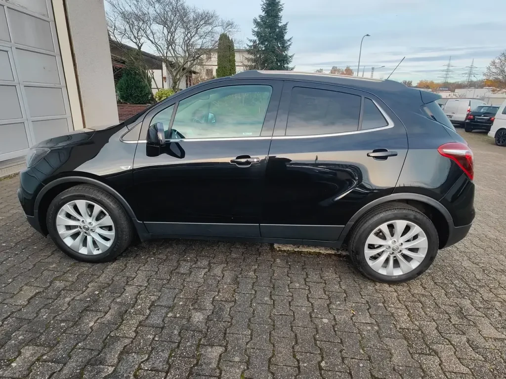 Opel Mokka X Innovation Start/Stop in Schwarz, Seitenansicht, mit silbernen Felgen und getönten Scheiben