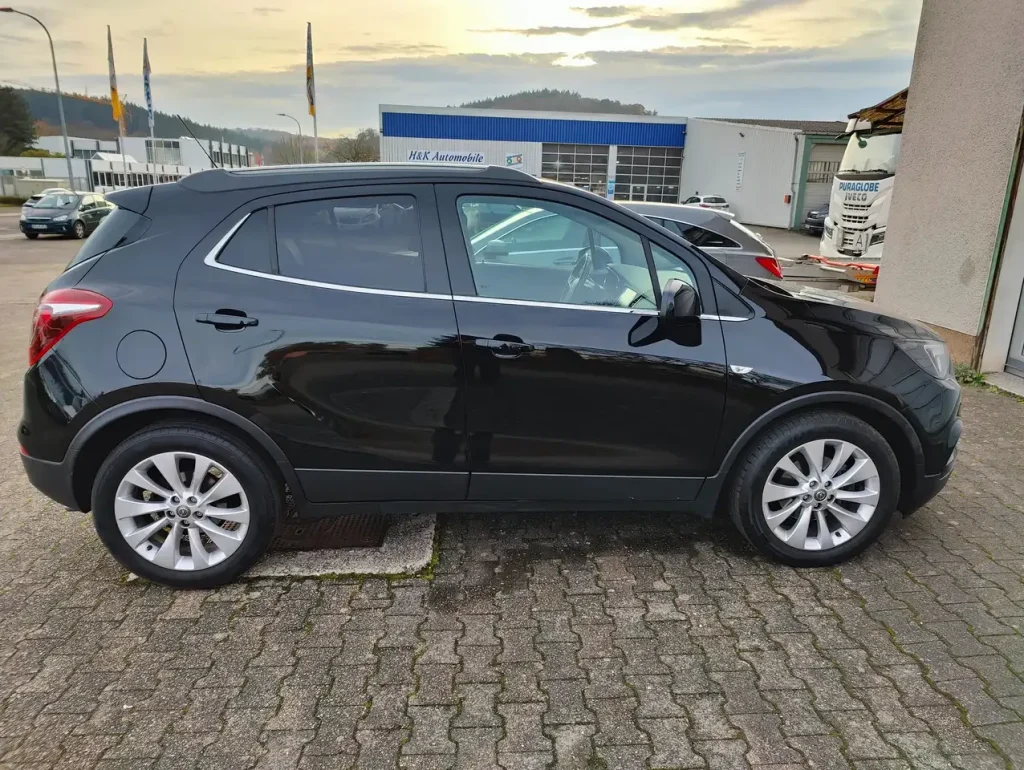 Opel Mokka X Innovation Start/Stop in Schwarz, Seitenansicht, sichtbar sind Türen, Fenster, Felgen und Außenspiegel.