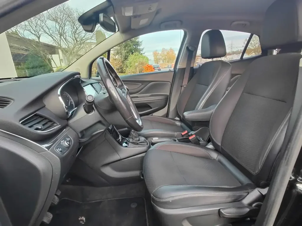 Innenraum mit Fahrer- und Beifahrersitz, Armlehne und Lenkrad des Opel Mokka X Innovation Start/Stop.