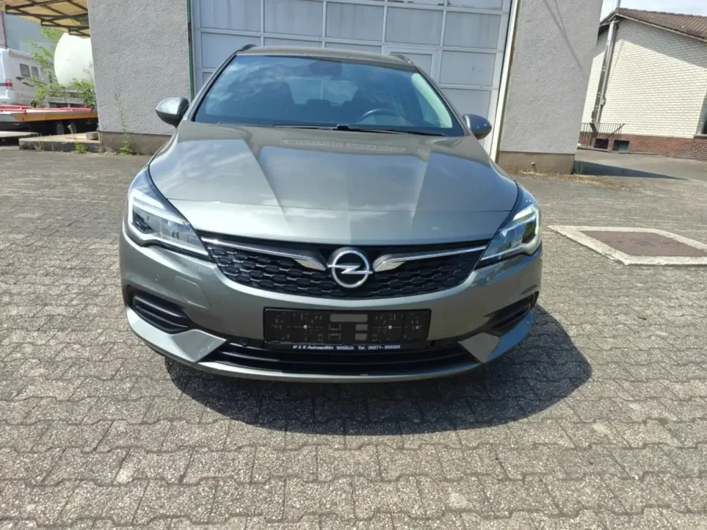 Opel Astra Edition Start/Stop Winterpaket 1.Hd Navi, Frontansicht, graue Farbe, LED-Scheinwerfer, Kühlergrill mit Opel-Logo.