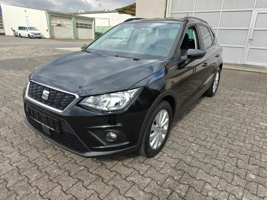 SEAT Arona Style in Schwarz, Front- und Seitenansicht, mit sichtbarem Kühlergrill und Scheinwerfern