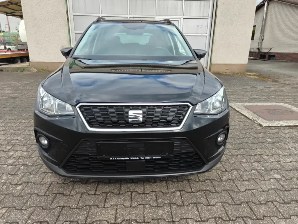 SEAT Arona Style in Schwarz, Frontansicht mit Kühlergrill, Scheinwerfern und Nebelscheinwerfern