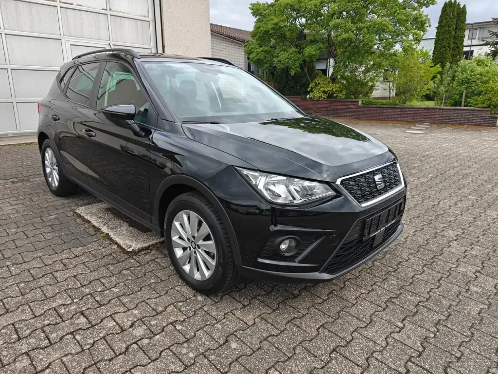 SEAT Arona Style in Schwarz, Front- und Seitenansicht, mit sichtbaren Scheinwerfern und Felgen
