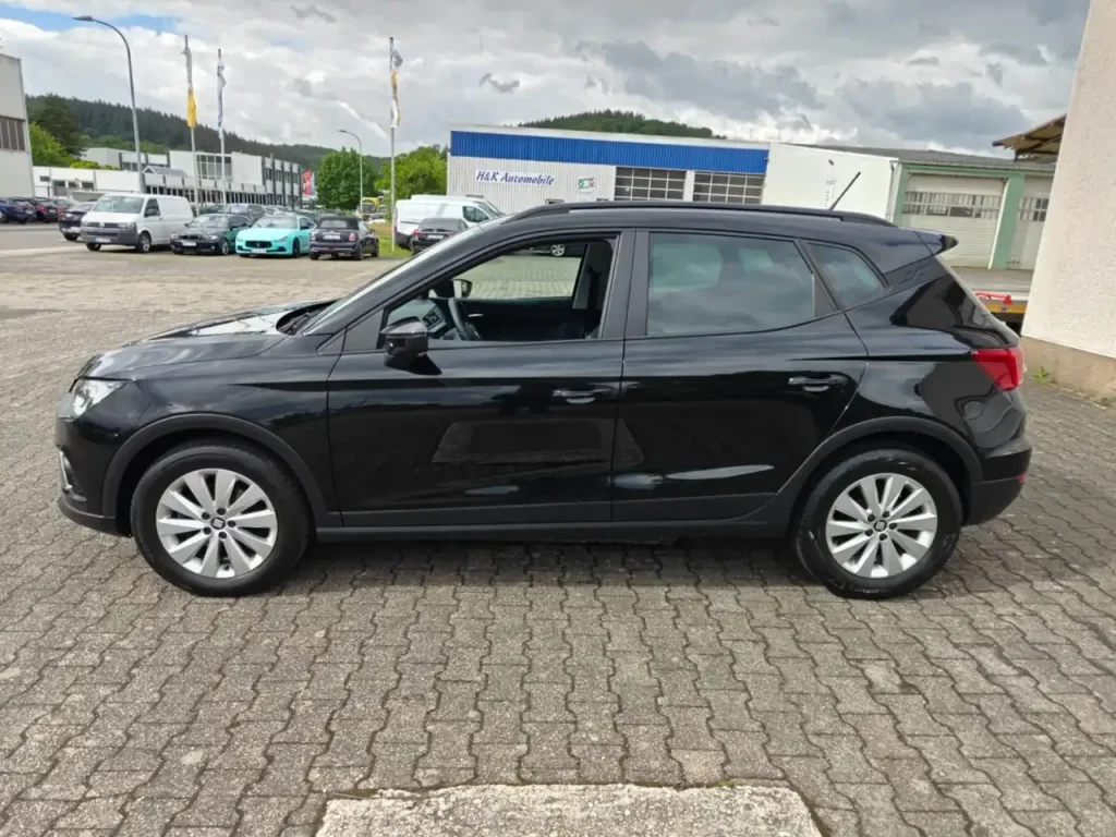SEAT Arona Style in Schwarz, Seitenansicht, geöffnete Fahrertür, sichtbare Felgen
