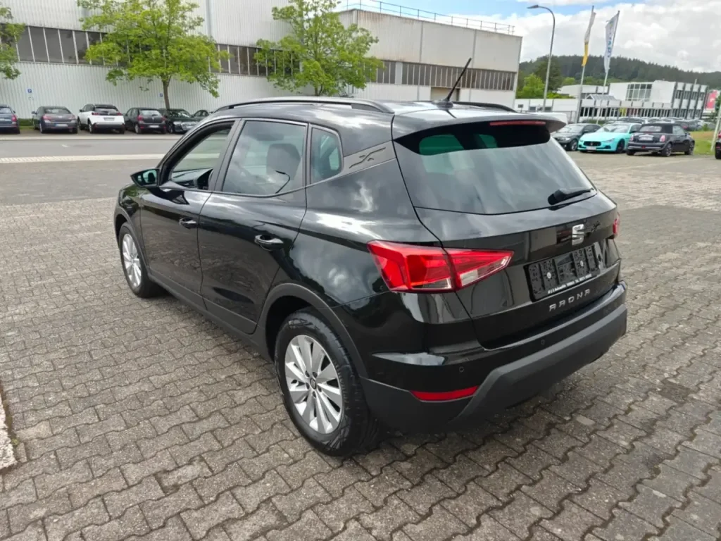 SEAT Arona Style in Schwarz, Heck- und Seitenansicht, mit Dachreling und Rückleuchten.