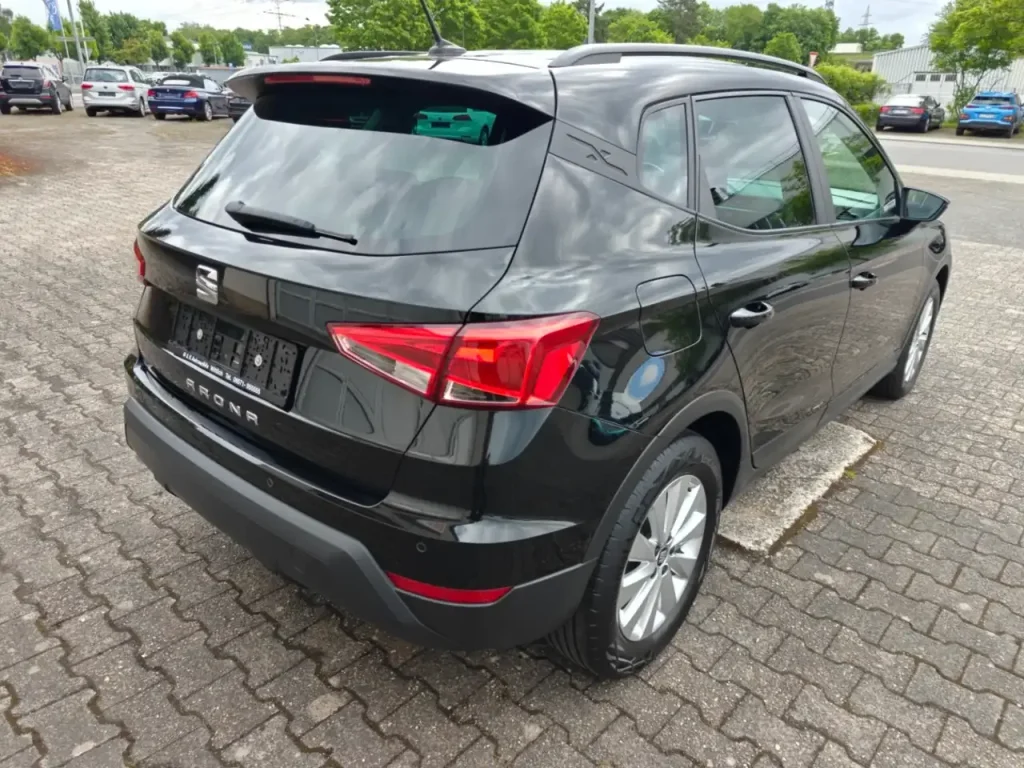 SEAT Arona Style in Schwarz, Heck- und Seitenansicht, mit sichtbaren Rückleuchten und Dachreling