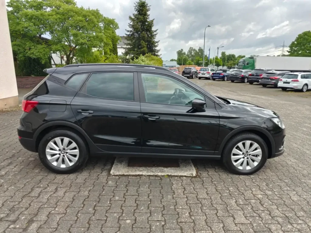 SEAT Arona Style in Schwarz, Seitenansicht, sichtbar sind Türen, Fenster und Felgen.