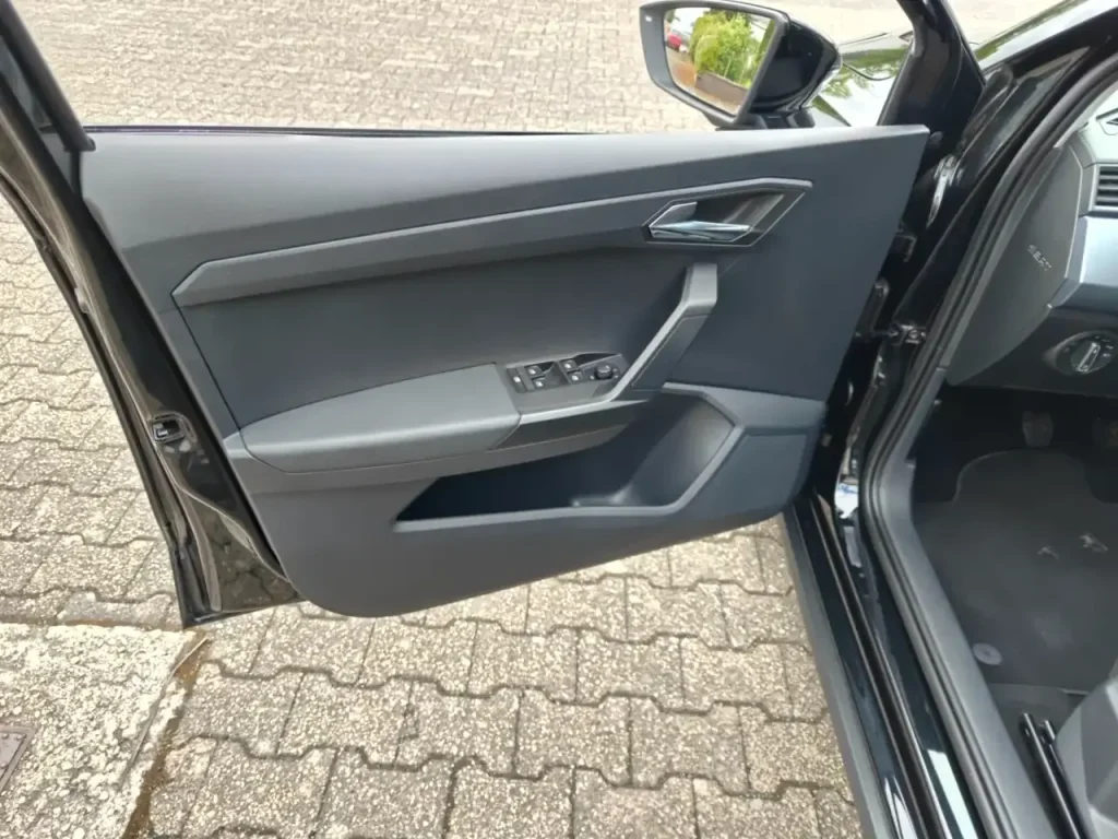 SEAT Arona Style Fahrertür mit Türgriff, Fensterheberschaltern und Seitenspiegel.