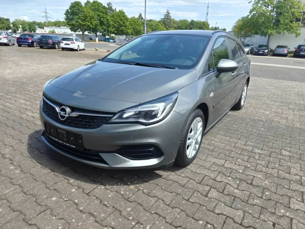 Opel Astra Edition Start/Stop Winterpaket 1.Hd Navi in Grau, Frontansicht leicht von rechts, mit LED-Scheinwerfern und Alufelgen.