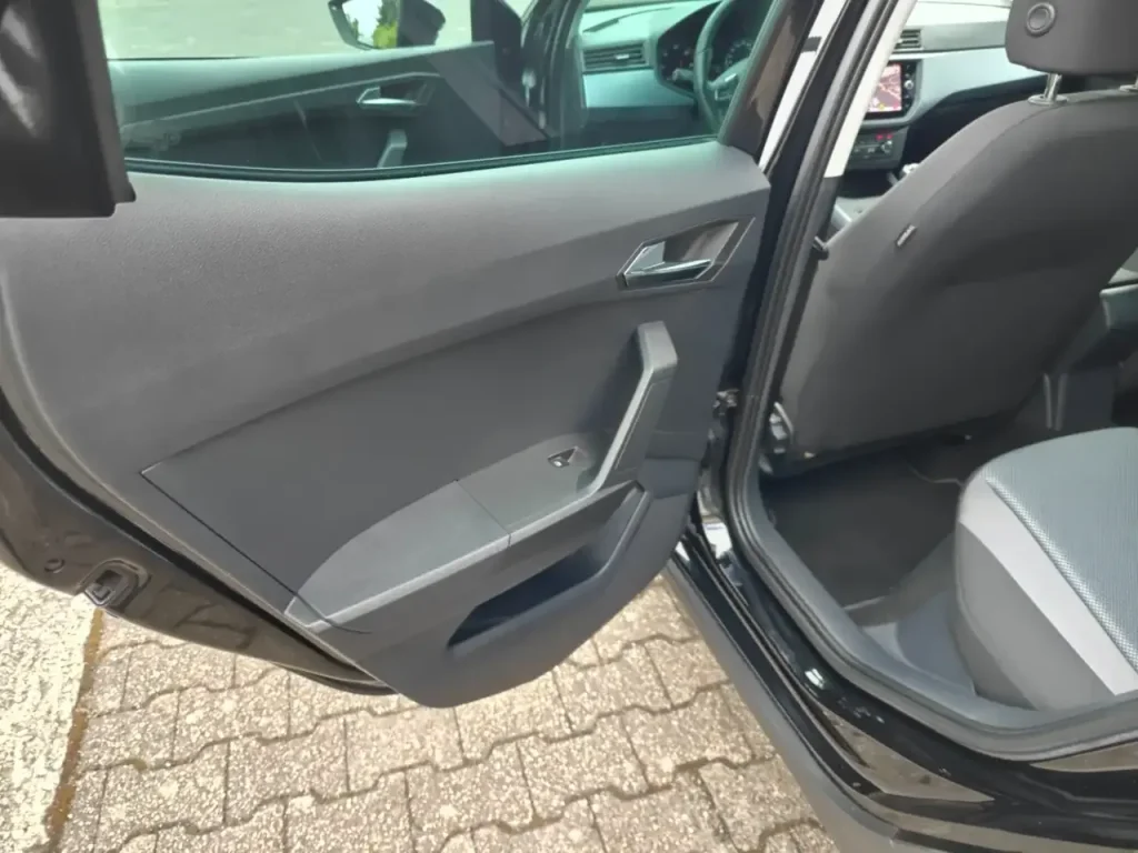 SEAT Arona Style hintere geöffnete Tür mit Türverkleidung und Blick auf Rücksitz und Armaturenbrett