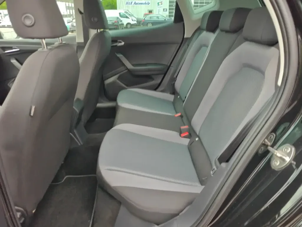 SEAT Arona Style Rücksitzbank mit dreisitziger Polsterung in Grau und Schwarz