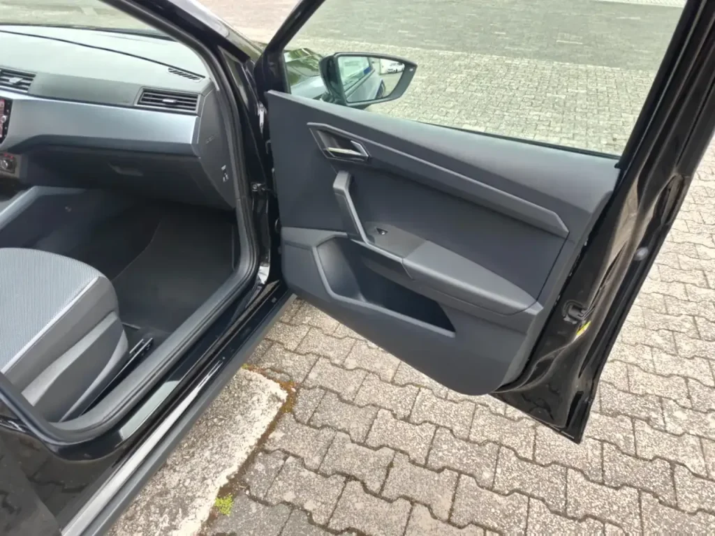 SEAT Arona Style Fahrertür offen, Türverkleidung und Teil des Innenraums sichtbar