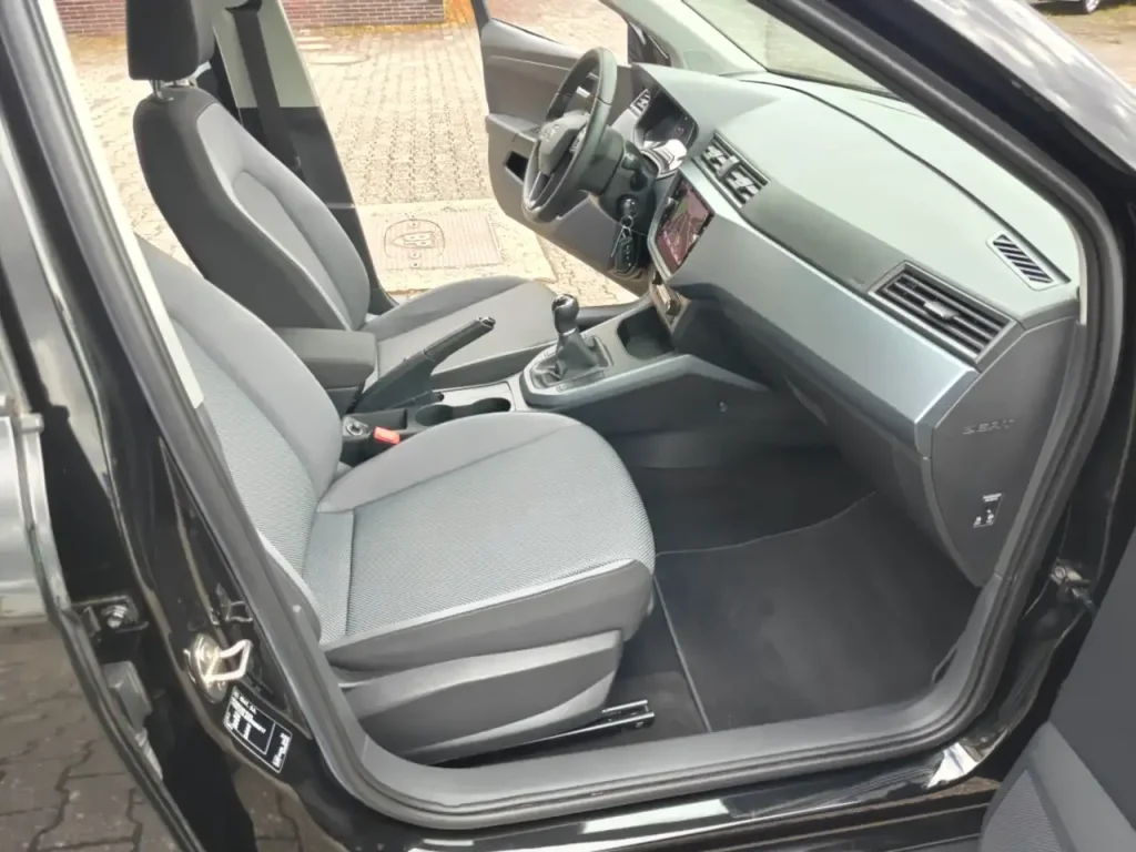 Innenraum mit Vordersitzen, Lenkrad, Mittelkonsole und Armaturenbrett des Fahrzeugs SEAT Arona Style
