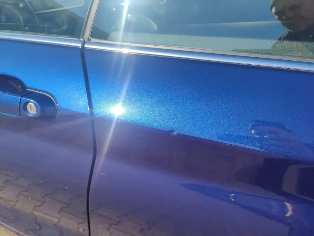 BMW 218 218 i Luxury Line LED Leder Alu Shz PDC blaue Fahrzeugtür mit kleiner Delle oberhalb des Türgriffs
