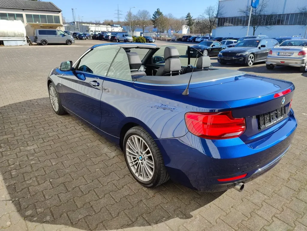 BMW 218 218 i Luxury Line LED Leder Alu Shz PDC, blauer Cabrio mit geöffnetem Verdeck, Rückansicht, Alufelgen, LED-Rückleuchten